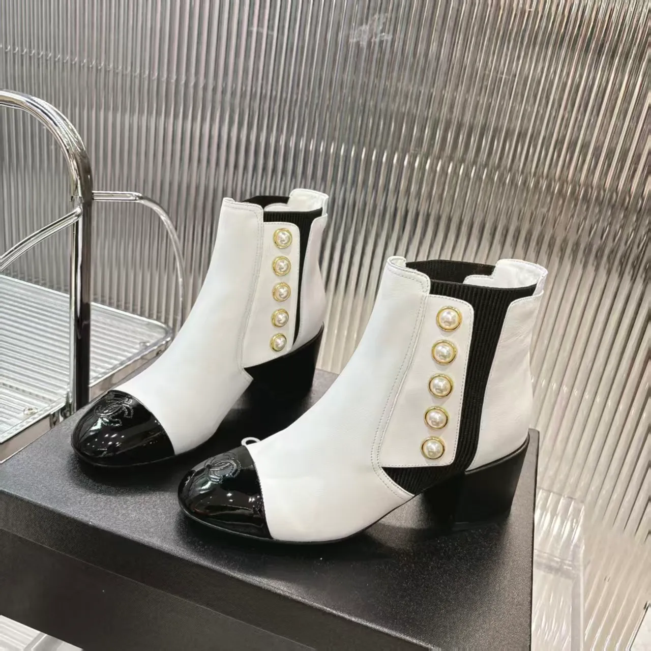 👟👟Ex-factory price 680👟👟 (top version) 𝗖𝗛𝗔𝗡𝗘𝗟𝟐5 years of Chanel𝐅𝐖Must-have for autumn and winter rhombus motorcycle boots Martin boots Xiaoxiangjia's super classic motorcycle boots sweet and cool shape can easily increase the height of the foot and elongate the legs. It is fashionable and fashionable with pearls One-to-one reproduction of the original 👟Material: First-layer cowhide ▪️Heel height: 6.5𝐜𝐦 ▪️Lining: sheepskin ▫️𝐒𝐢𝐳𝐞:𝟑𝟓-𝟒𝟏𝐌(𝟒𝟎, 𝟒𝟏 customization is not returnable) ▪️Sole: original 1:1 molded leather outsole ▫️Color: black, white, apricot (three colors included) ▪️Combined with original full set of packaging📦